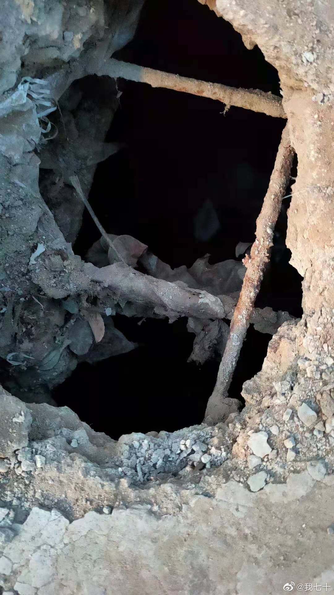 黄岛人行道这个窟窿黑洞洞挺深的 嘉富路与东楼路交界东北角