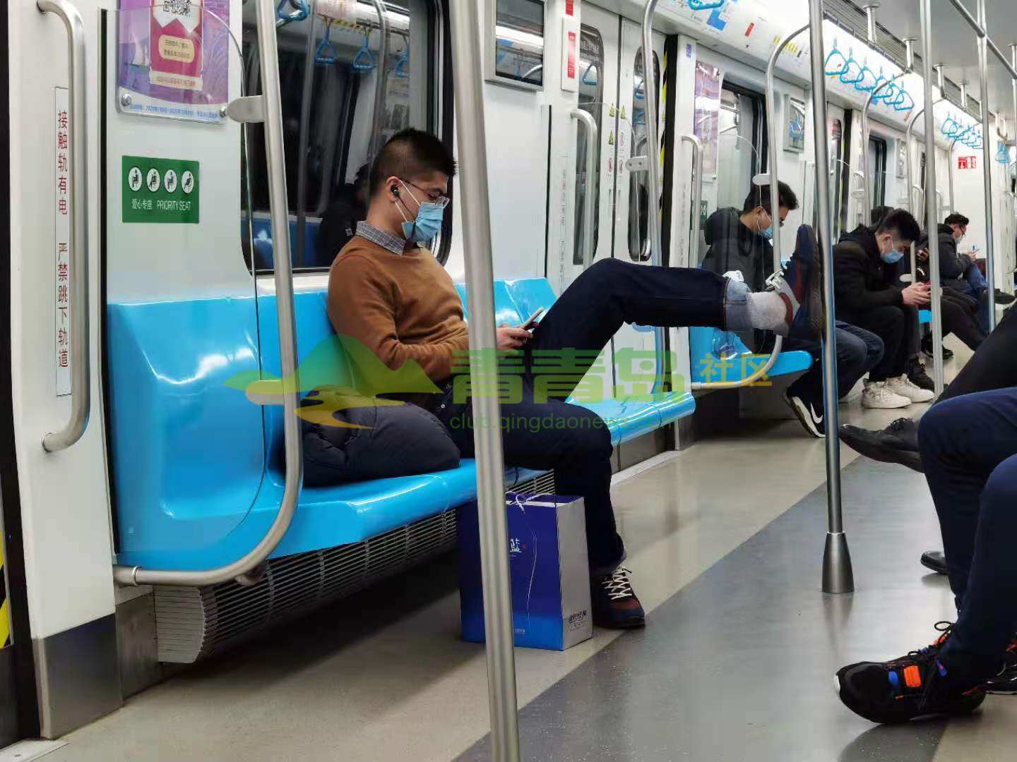 抓拍地铁不文明现象 年轻人衣冠楚楚不讲文明