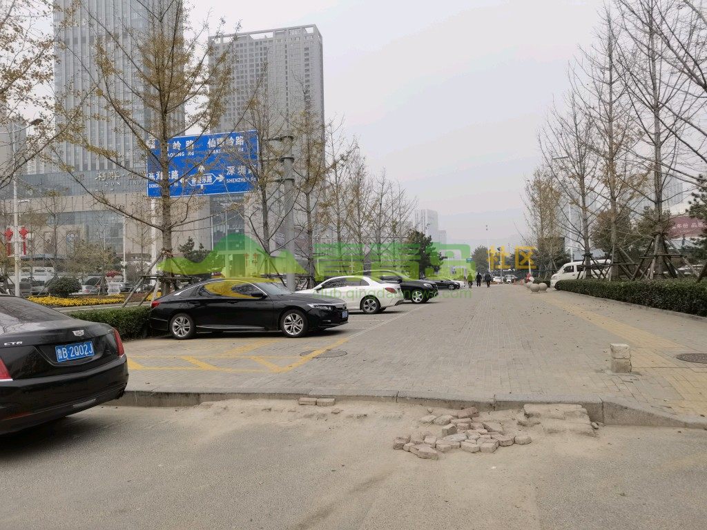石老人海水浴场停车场出入口坡道损坏半年没人修