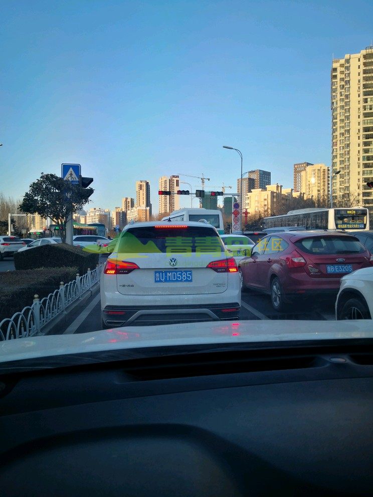 华顶山路和漓江路交叉口几乎每天堵车,需要交警部门尽快想-青青岛社区