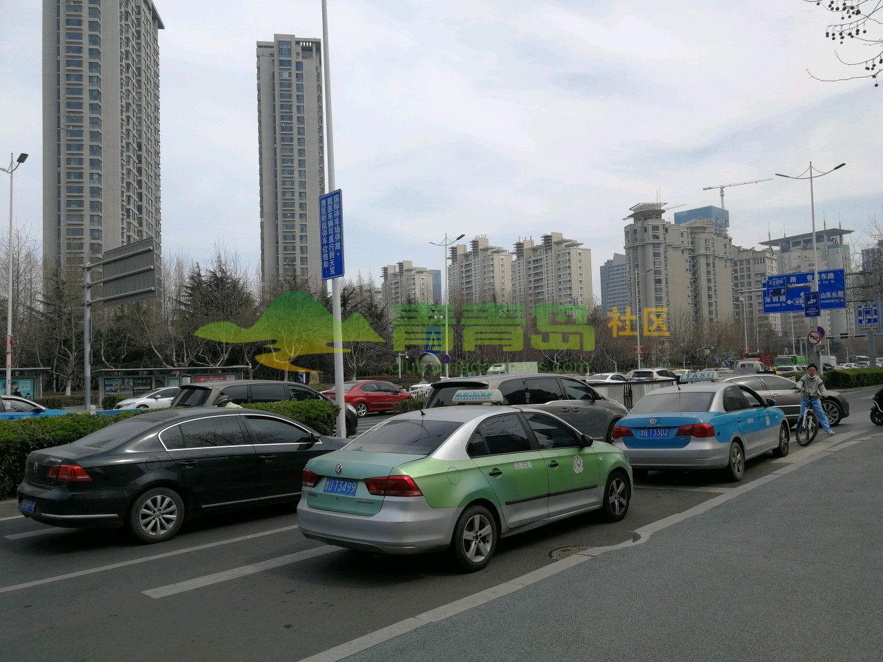 青岛大学附属医院(崂山区)门口有两辆没素质的出租车,为了在医