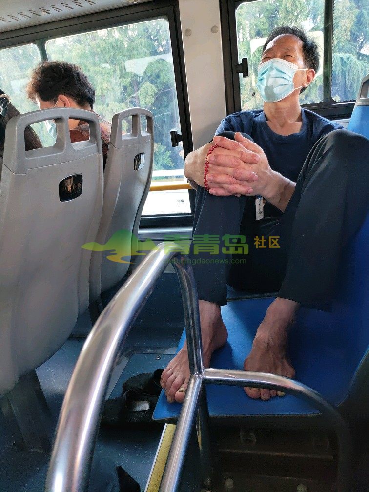 大爷公交车上赤脚横坐两个座位