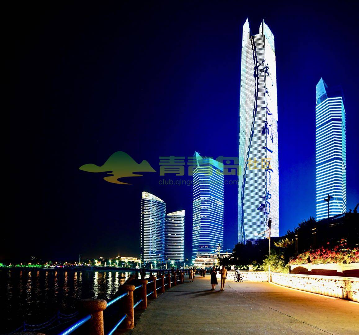 这是海天大酒店的外景灯光秀真壮观.晚上可以去游玩看看吧.